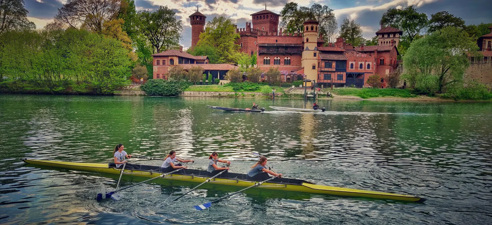 Vista panoramica sul Borgo Medievale con canottieri