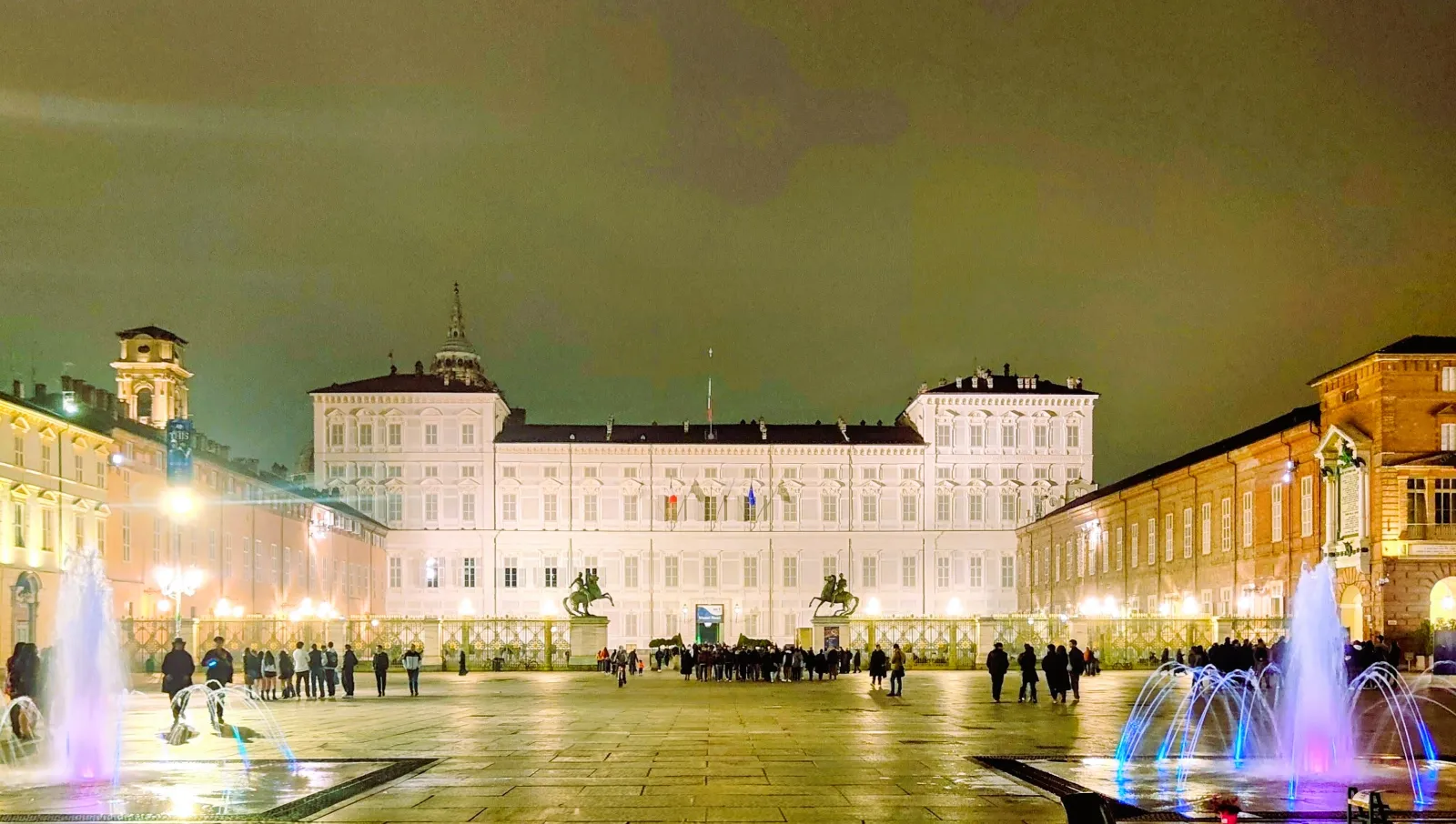Palazzo Reale e le fontane illuminate di Piazza Castello