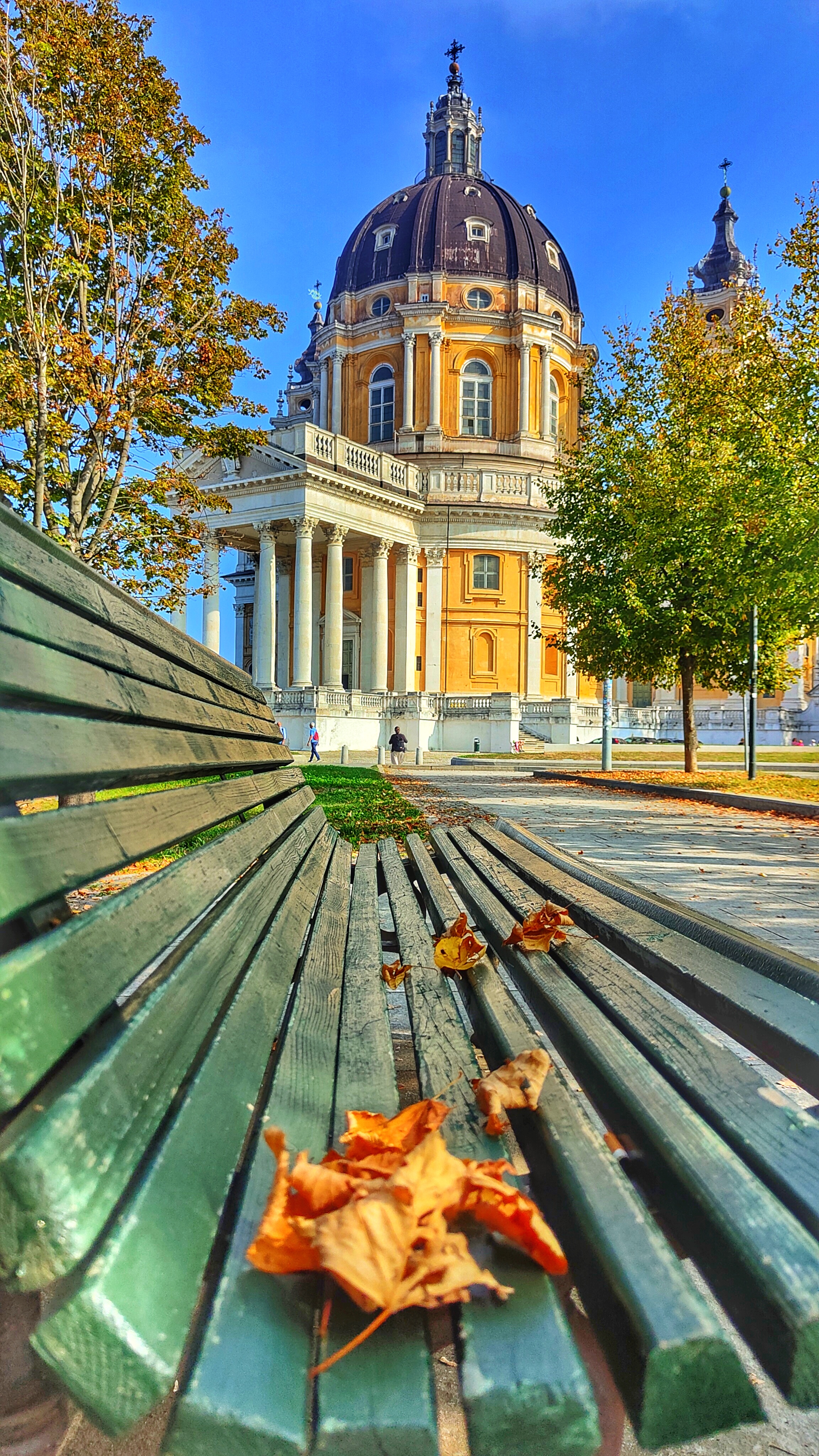 Basilica di Superga in autunno con panchina e foglie
