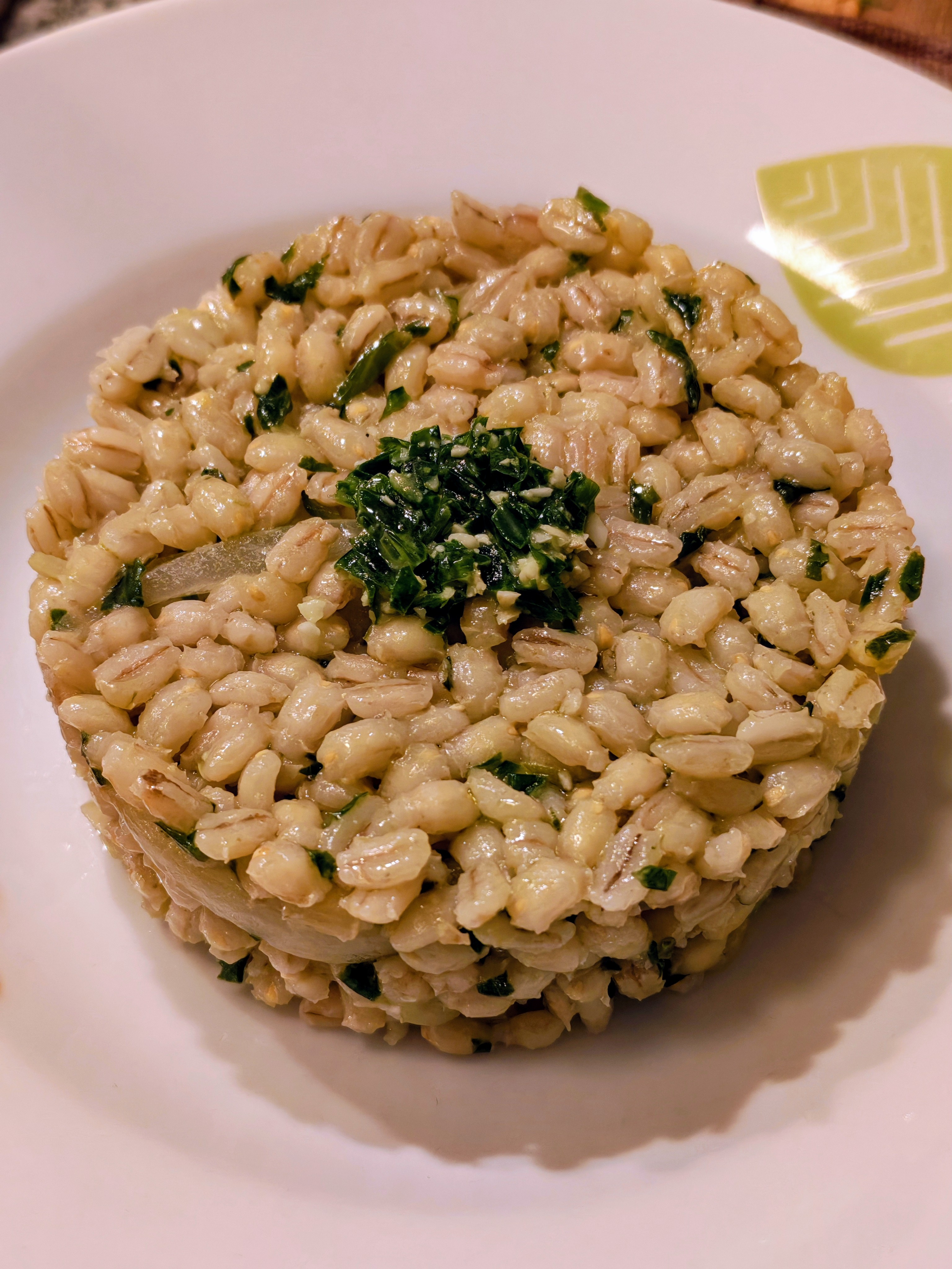 Orzo mantecato all'aglio orsino e noci