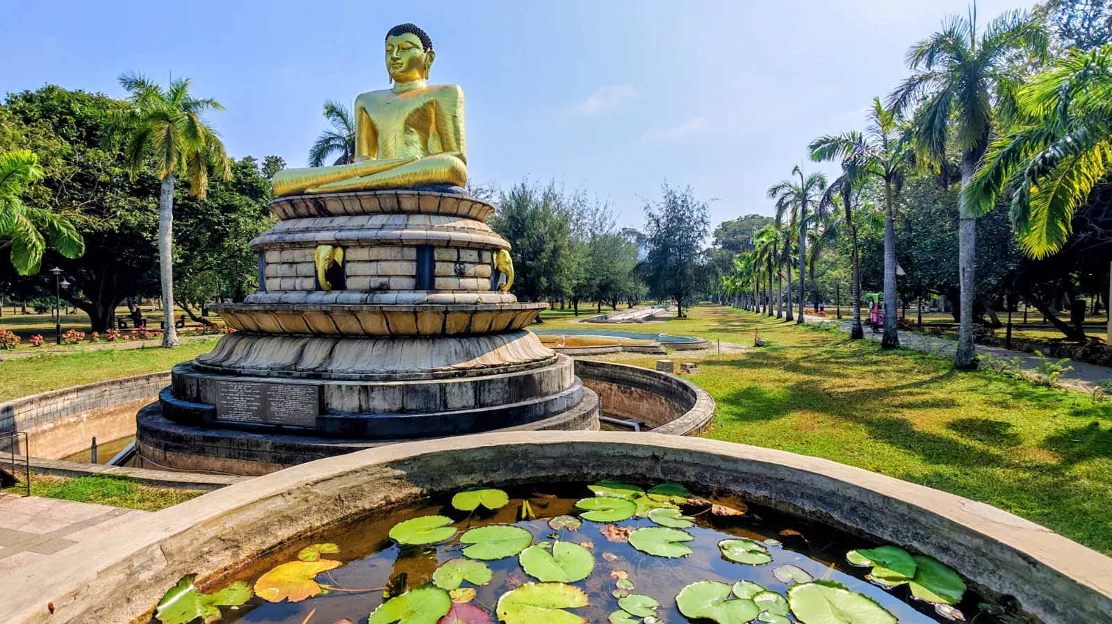 statua di Buddha al Viharamahadevi Park