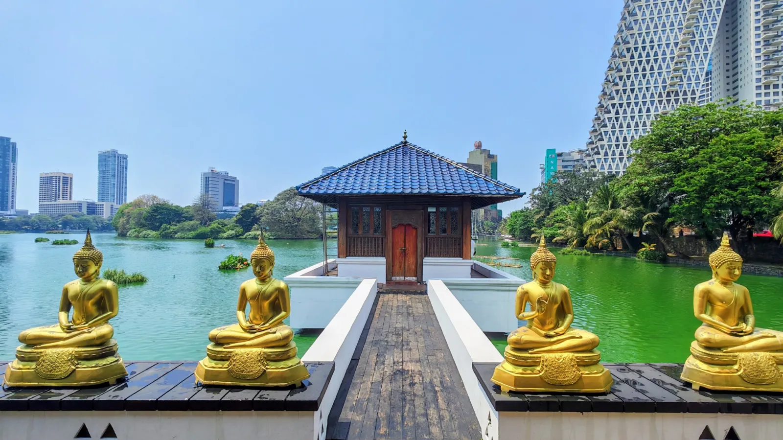 Vista lago dal Seema Malakaya Temple