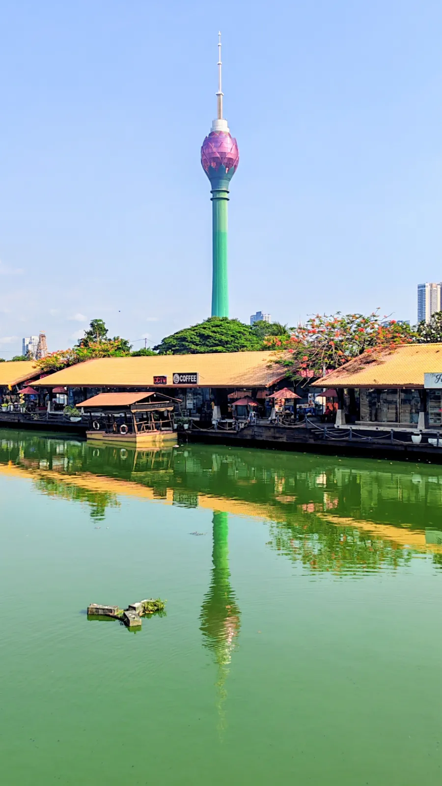 Vista dal Beira Lake alla Lotus Tower