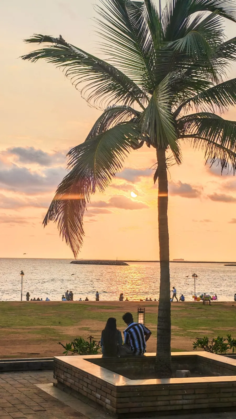 Coppia al tramonto a Galle Face Green