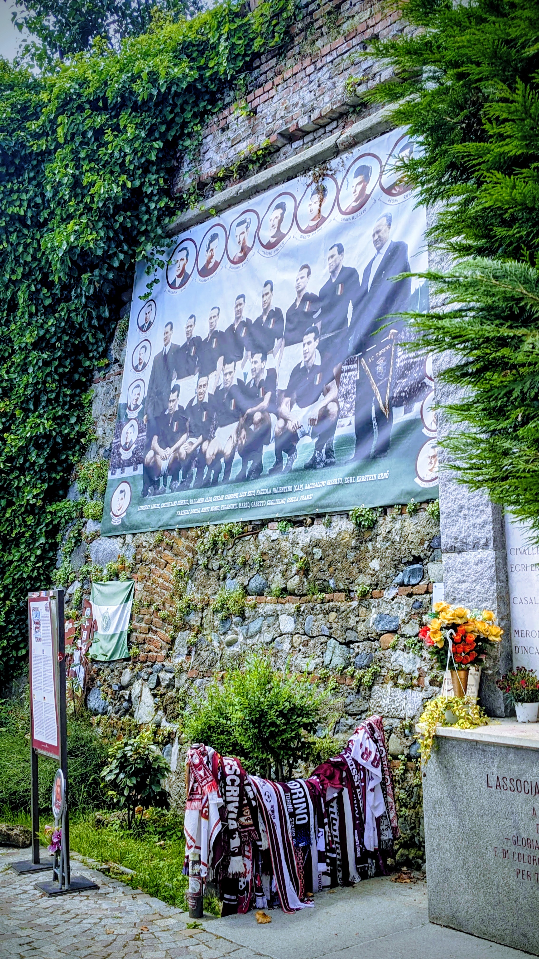 Memoriale del Grande Torino a Superga con sciarpe e fiori