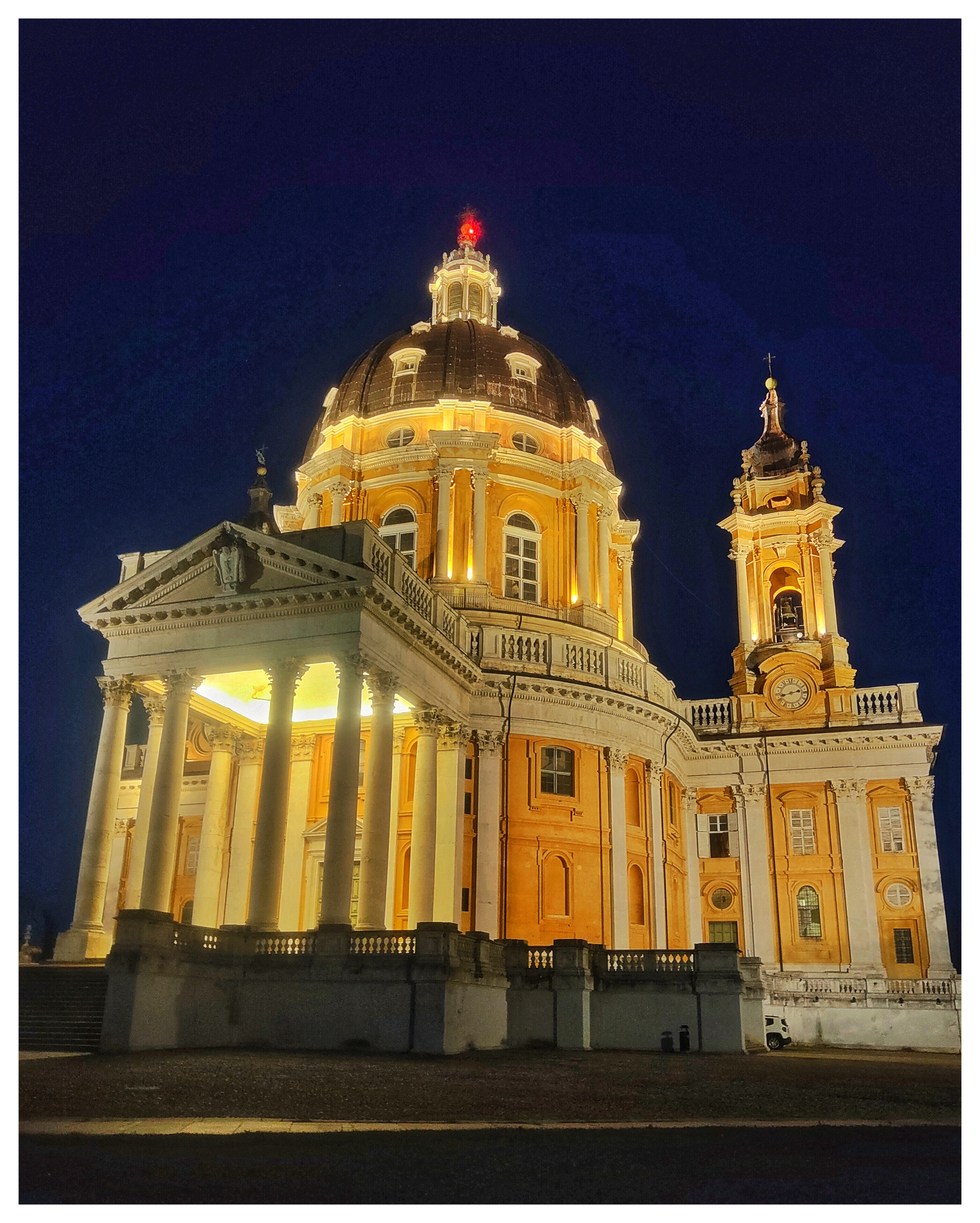 Basilica di Superga illuminata di notte