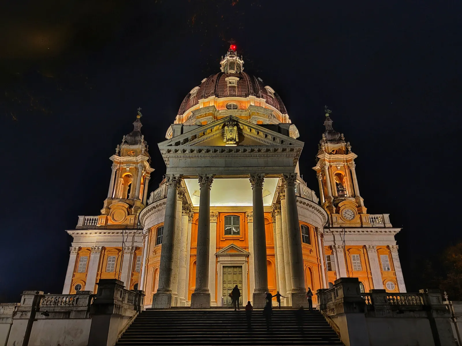 Basilica Superga illuminata di notte vista dal trekking Sentiero 29 Torino