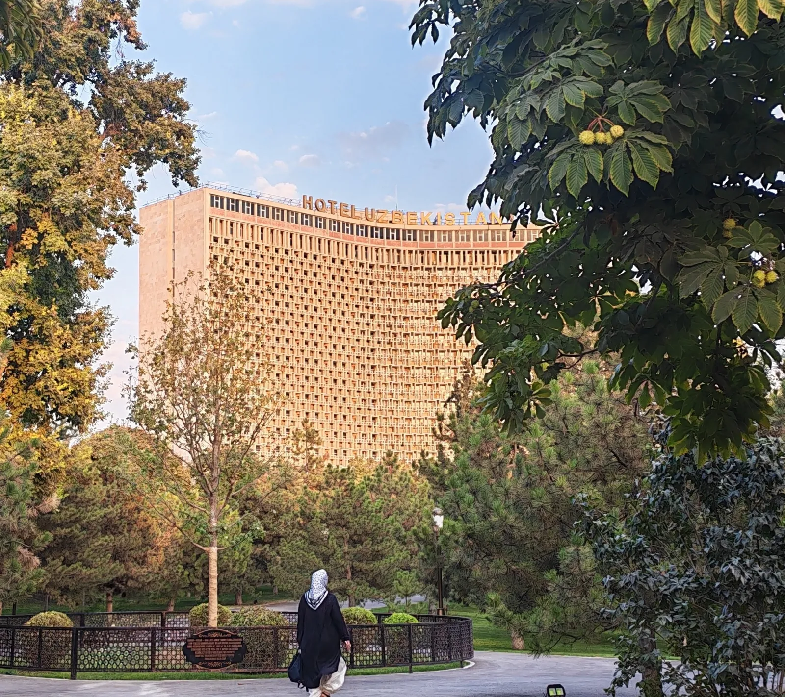 Hotel Uzbekistan visto da Amir Temur Square