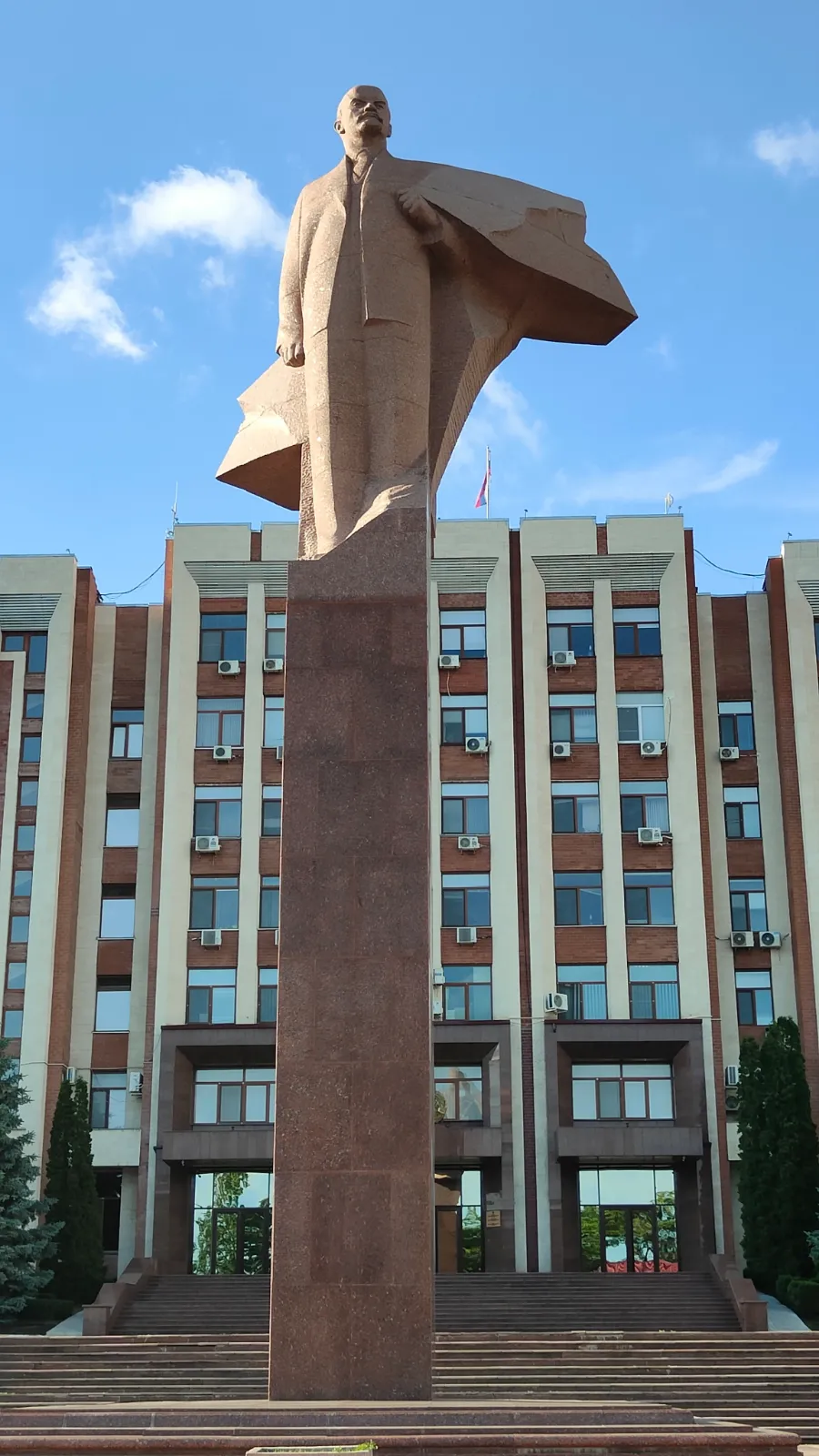 La statua di Lenin di fronte al Soviet Supremo, Tiraspol