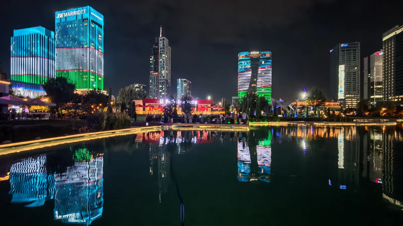 Tashkent city di notte ti proietta nel futuro
