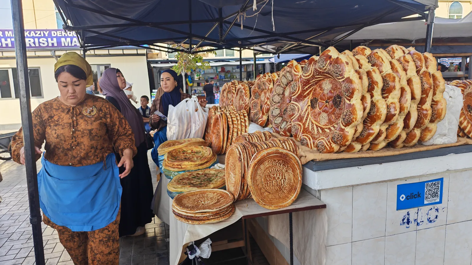 I pani giganti del bazaar di Fergana