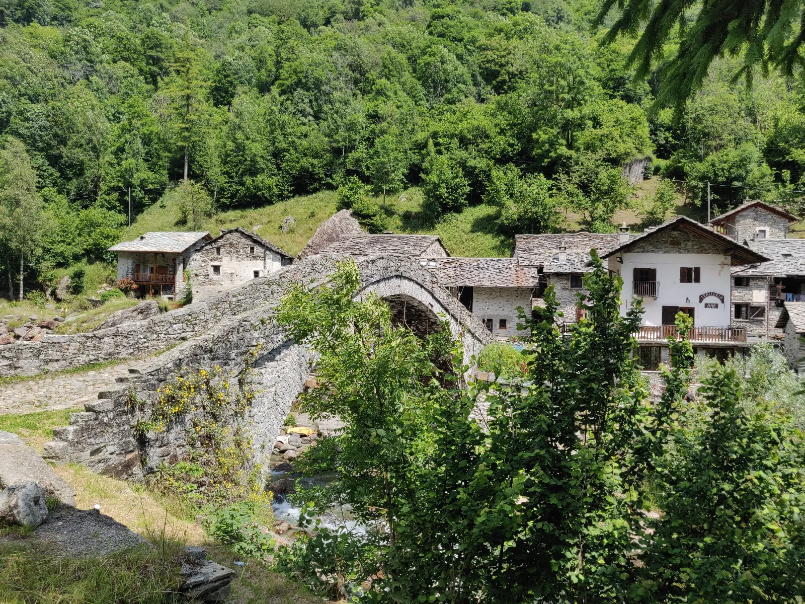 Lo scenografico ponte in pietra di Fondo