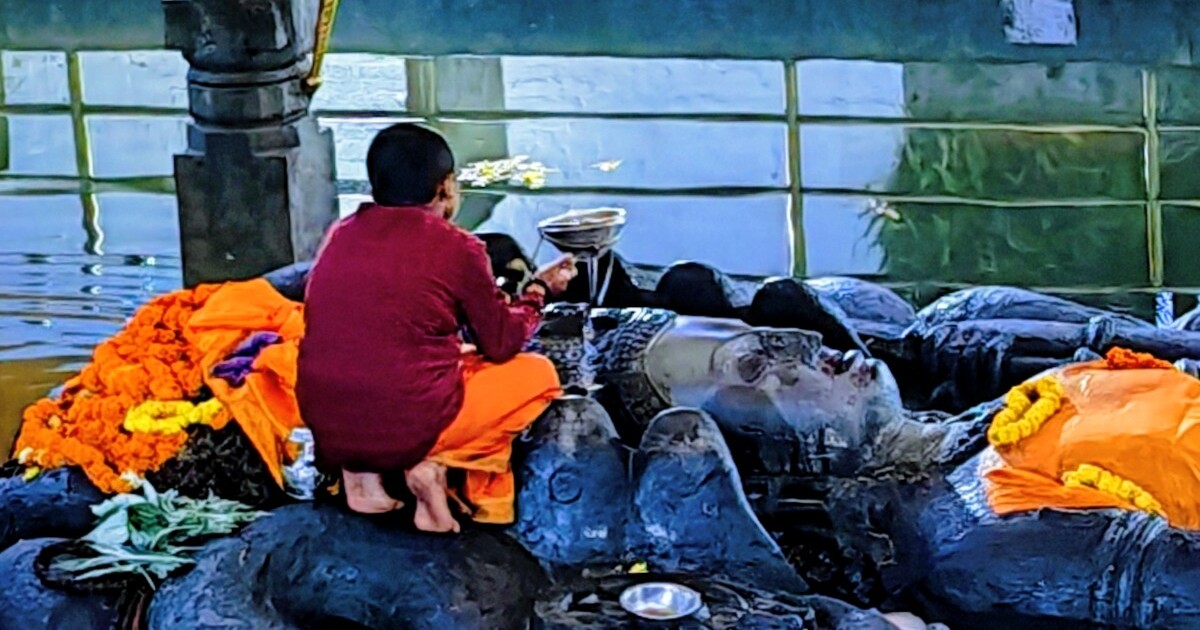 Statua Vishnu Budhanilkantha Kathmandu Nepal cerimonia risveglio