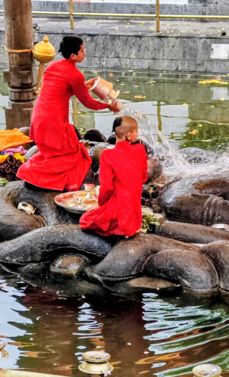 I novizi mentre lavano la statua