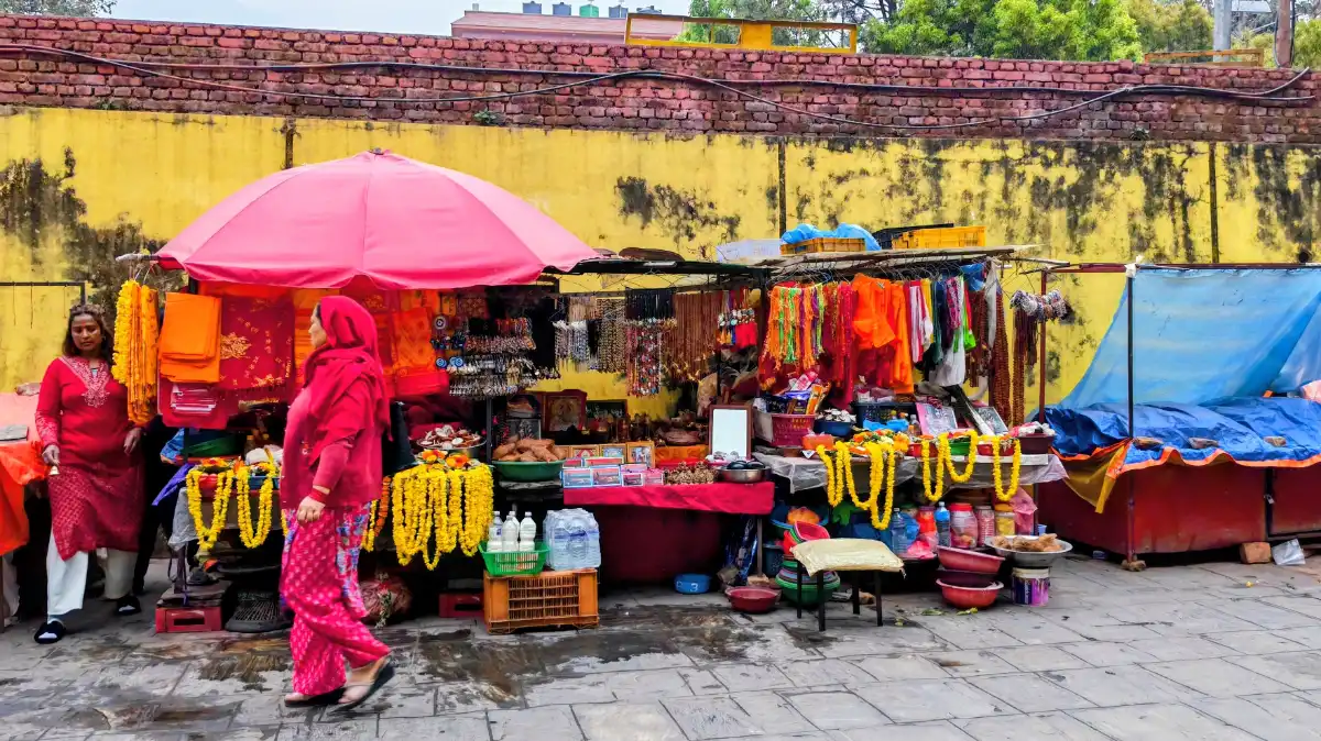 Banchi di fiori e incensi