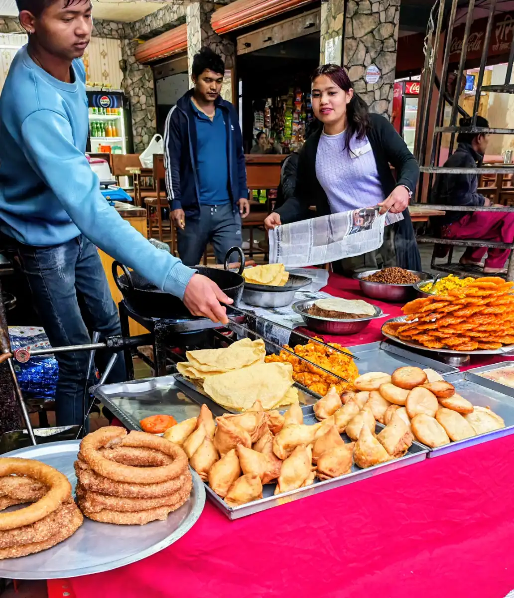 Street food nei banchi intorno al tempio